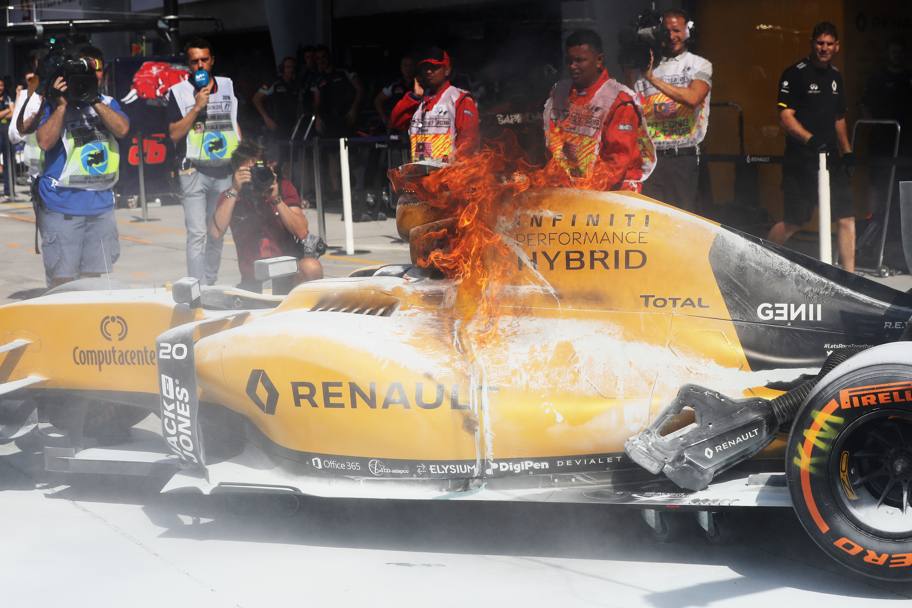 Momenti di agitazione ai box Renault durante le prime libere del GP della Malesia: la vettura di Kevin Magnussen ha preso fuoco ai box e si  dovuto intervenire in fretta per domare il principio di incendio. Alla fine il fuoco  stato domato. Getty